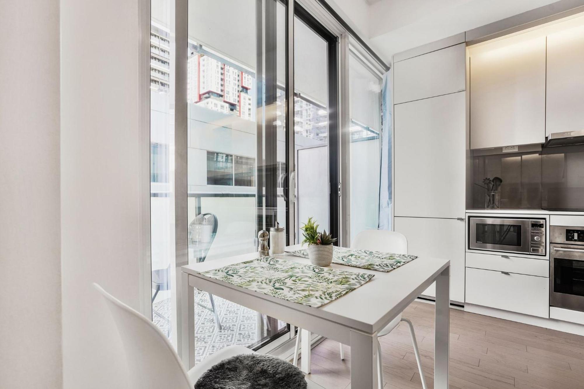 Luxe - Location Score 10 - Easter Retreat Apartment Toronto