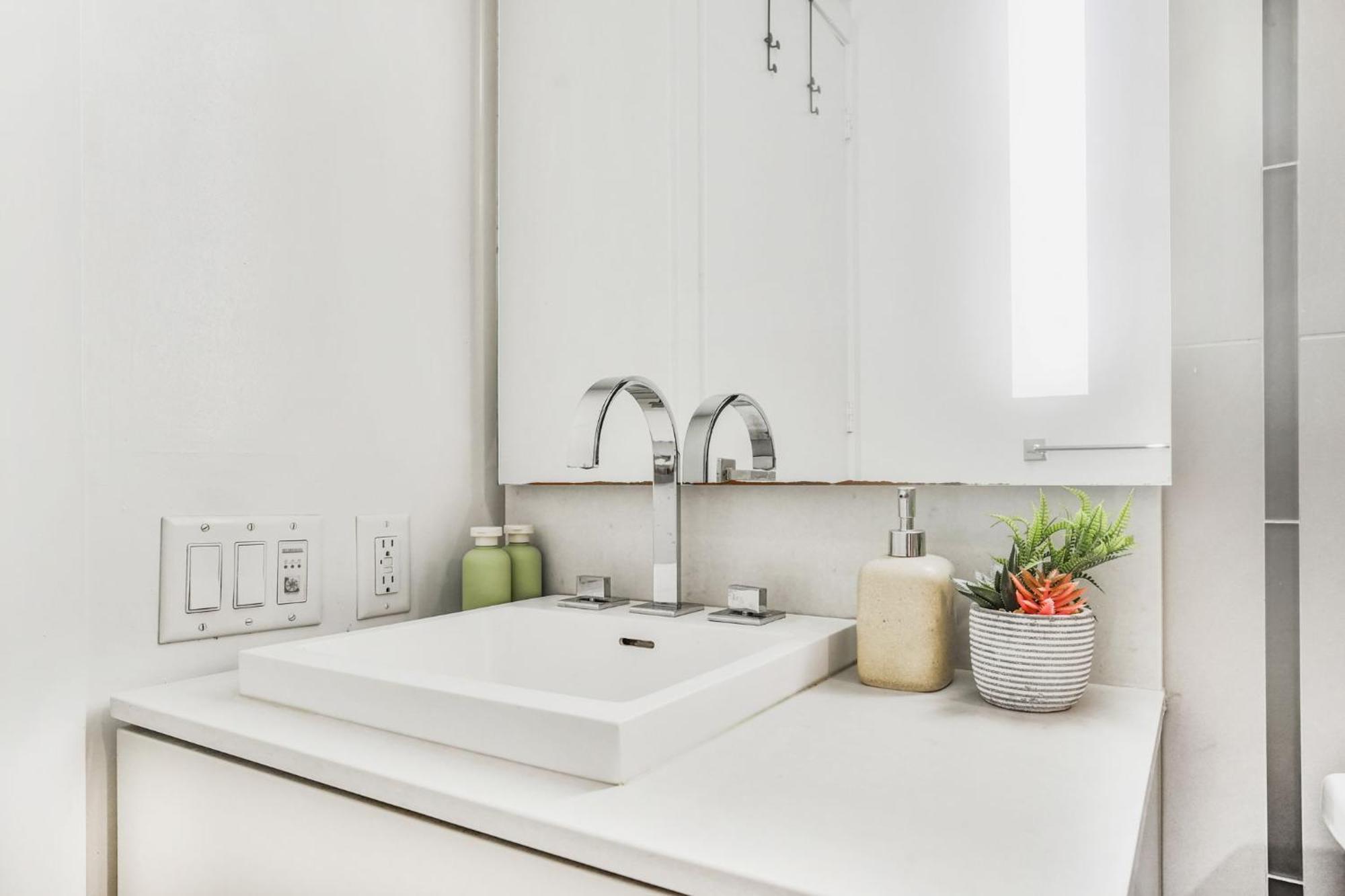 Luxe - Location Score 10 - Easter Retreat Toronto
